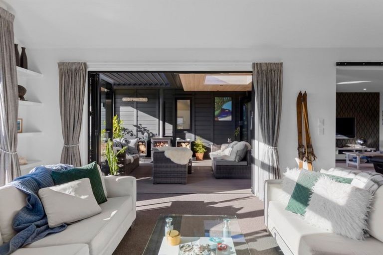 Photo of property in 6 Caithness Court, Jacks Point, Queenstown, 9371