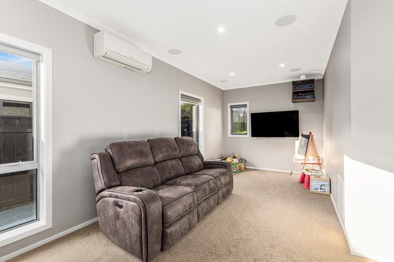 Photo of property in 10 Omaka Place, Aotea, Porirua, 5024