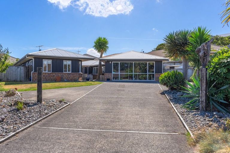 Photo of property in 17 Ashleigh Way, Waikanae Beach, Waikanae, 5036