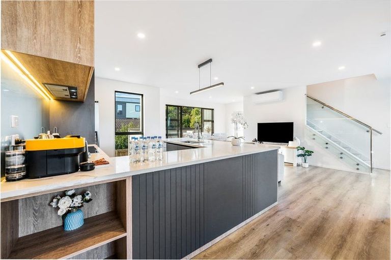 Photo of property in 7c Catalina Crescent, Forrest Hill, Auckland, 0620