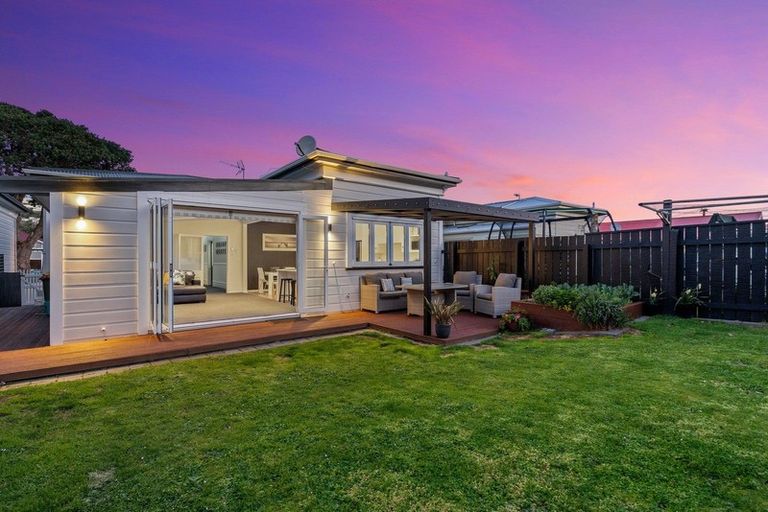 Photo of property in 56 Derwent Street, Island Bay, Wellington, 6023