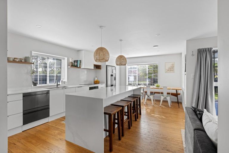 Photo of property in 40 Walton Street, Red Beach, 0932