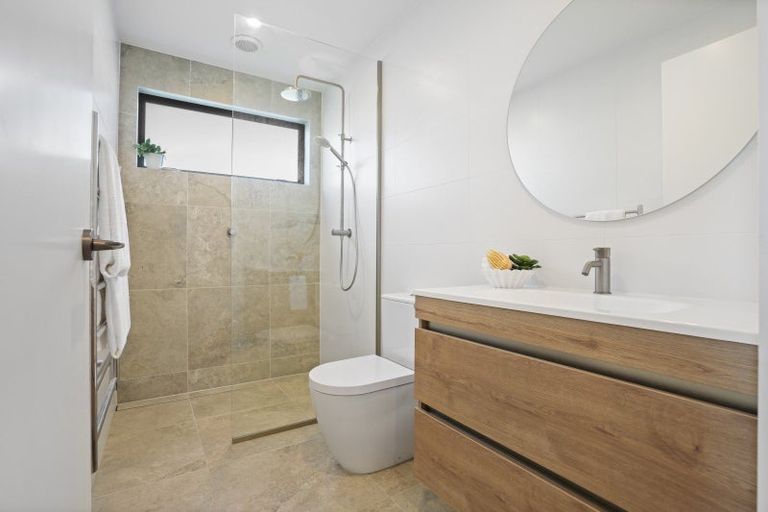 Photo of property in 21 Fred Carr Place, One Tree Point, 0118