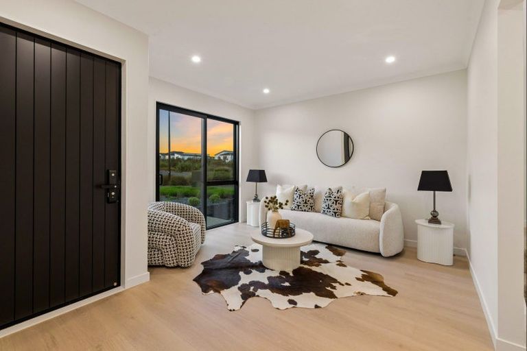 Photo of property in 32 Catalina Avenue, Rosehill, Papakura, 2113