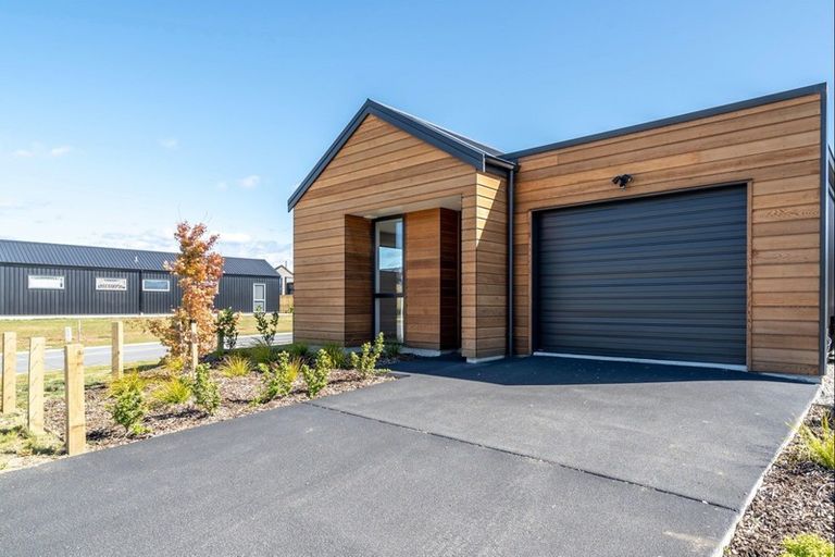 Photo of property in 2 Matakanui Lane, Wanaka, 9305