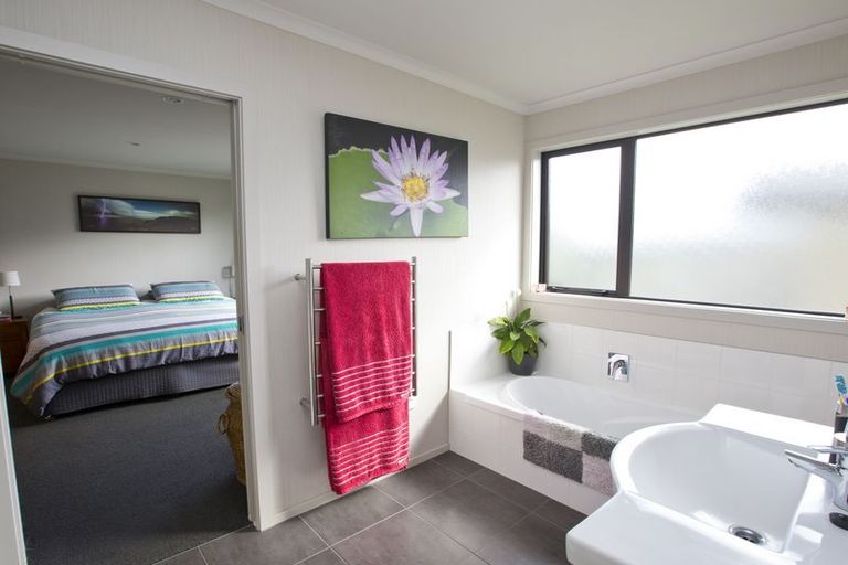 Photo of property in 4 Angelina Way, Kelvin Grove, Palmerston North, 4414