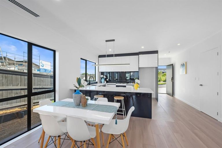 Photo of property in 52 Whakairo Crescent, Gulf Harbour, Whangaparaoa, 0930