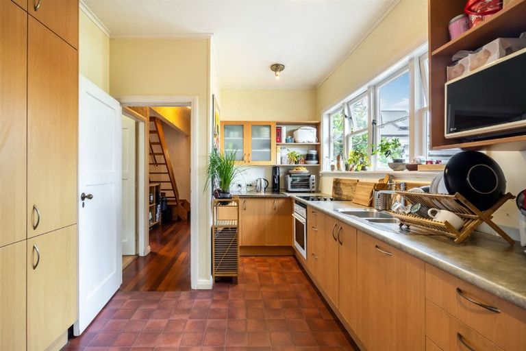 Photo of property in 63 Old Lake Road, Narrow Neck, Auckland, 0624