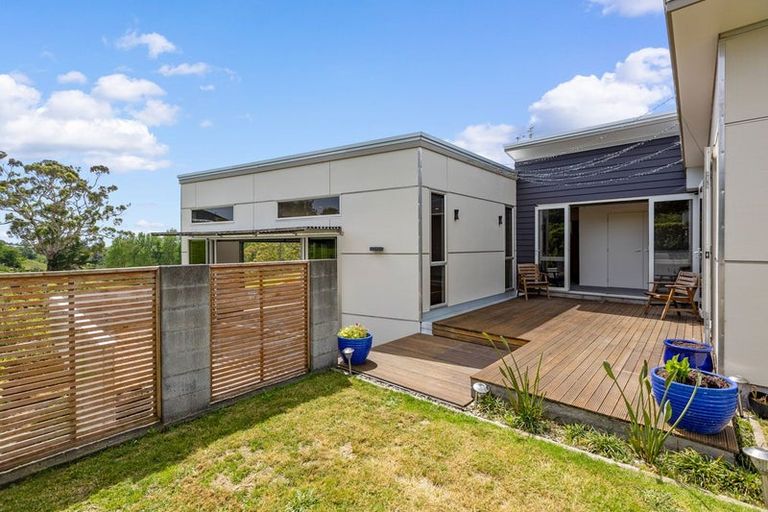 Photo of property in 10e Long Place, Frankleigh Park, New Plymouth, 4310