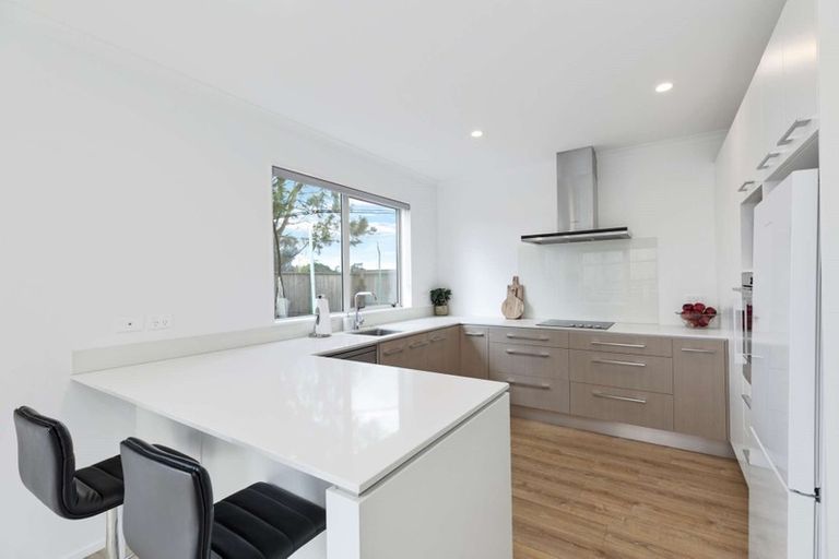 Photo of property in 24 William Wallbank Crescent, Swanson, Auckland, 0614