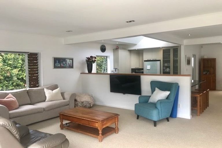 Photo of property in 16 Prestige Place, Castor Bay, Auckland, 0620
