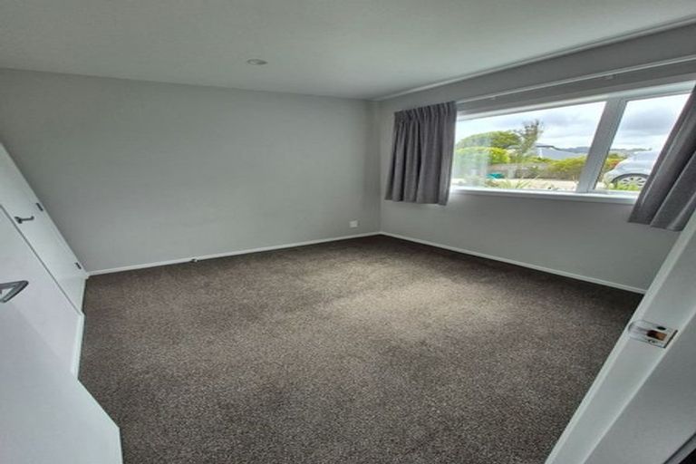 Photo of property in 3a Hillview Crescent, Paparangi, Wellington, 6037