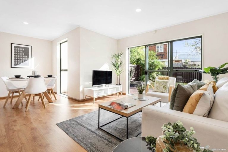 Photo of property in 4/351 West Coast Road, Glen Eden, Auckland, 0602