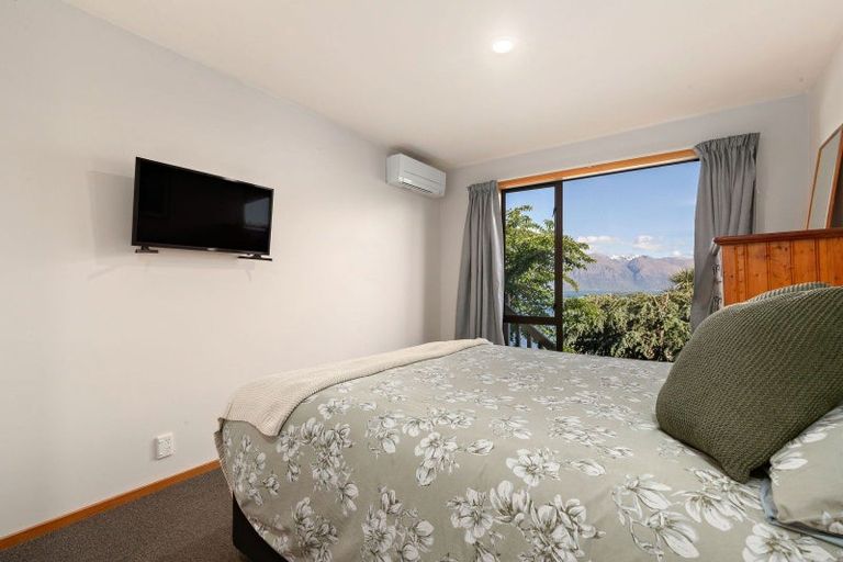 Photo of property in 138a Wynyard Crescent, Fernhill, Queenstown, 9300