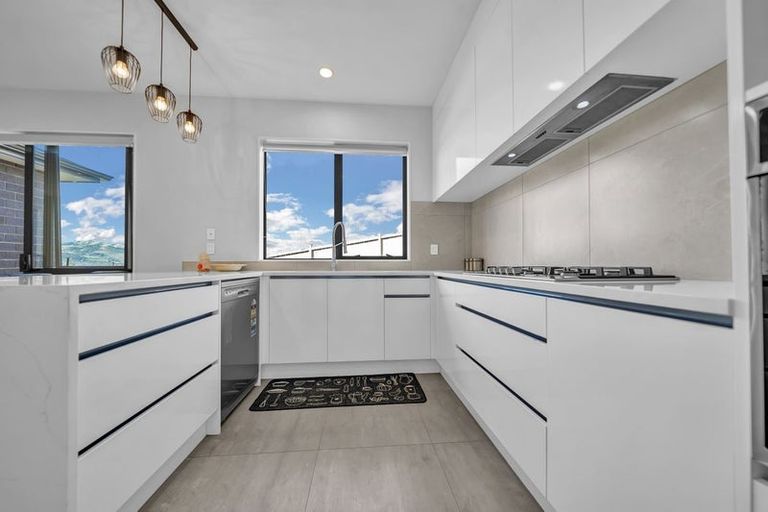 Photo of property in 13 James Elliot Way, Pokeno, 2402