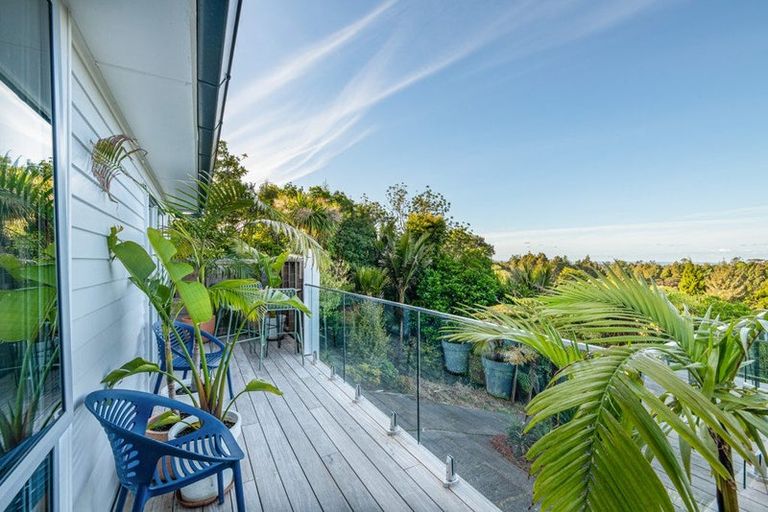 Photo of property in 20 Raroa Terrace, Waiatarua, Auckland, 0604