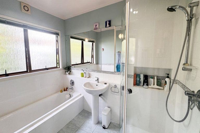 Photo of property in 8 Langstone Place, Chatswood, Auckland, 0626