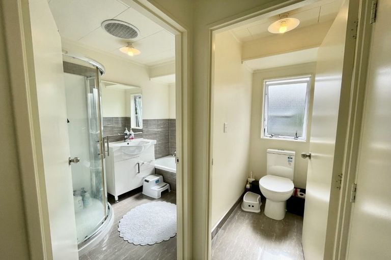 Photo of property in 2/15 Kirklow Place, Goodwood Heights, Auckland, 2105