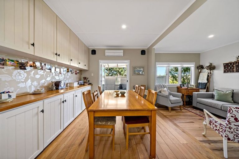 Photo of property in 52 Woodlands Crescent, Browns Bay, Auckland, 0630