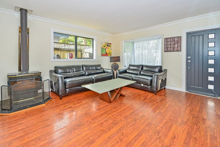 Photo of property in 20 Collingwood Road, Waiuku, 2123