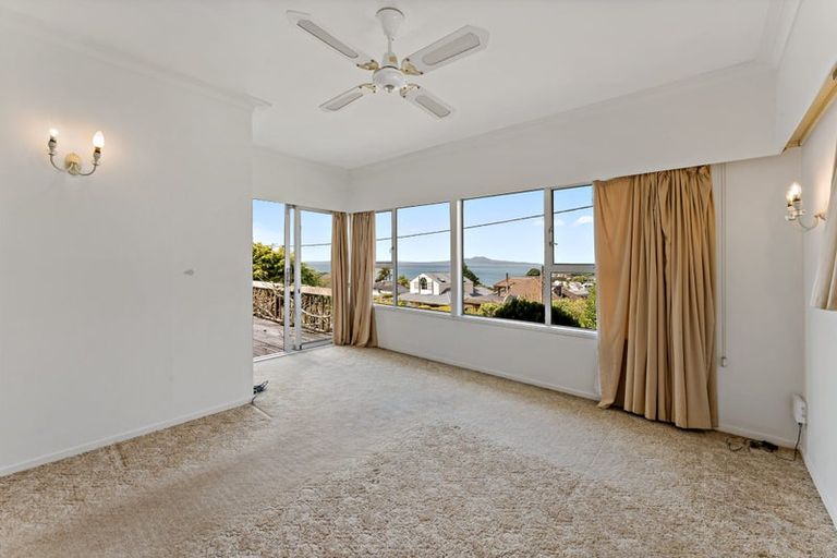 Photo of property in 40 Montgomery Avenue, Rothesay Bay, Auckland, 0630