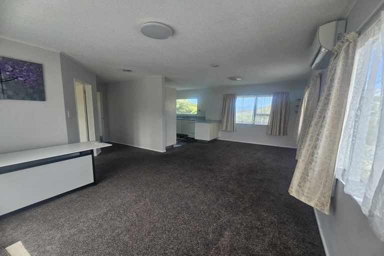 Photo of property in 3 Bayswater Place, Newlands, Wellington, 6037