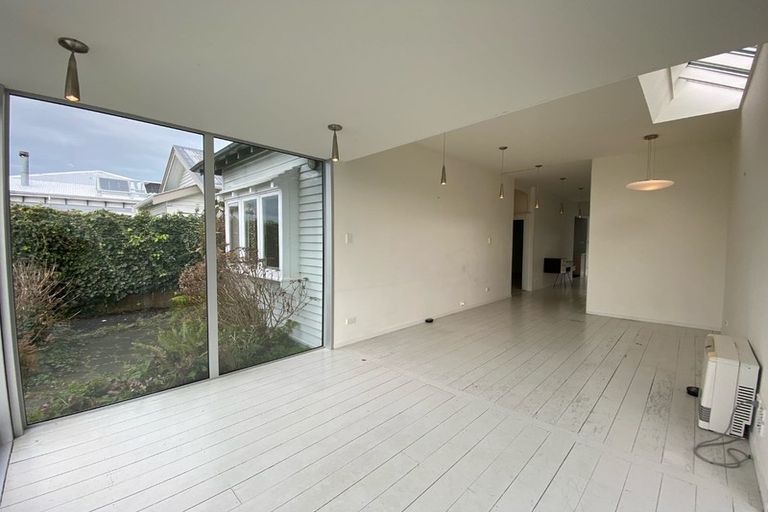 Photo of property in 102 Kelburn Parade, Kelburn, Wellington, 6012