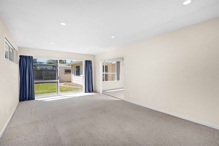 Photo of property in 16 Kruse Place, Redwood, Christchurch, 8051