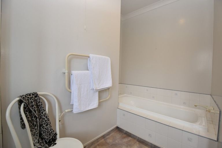 Photo of property in 2 Mckenzie Terrace, Carterton, 5713