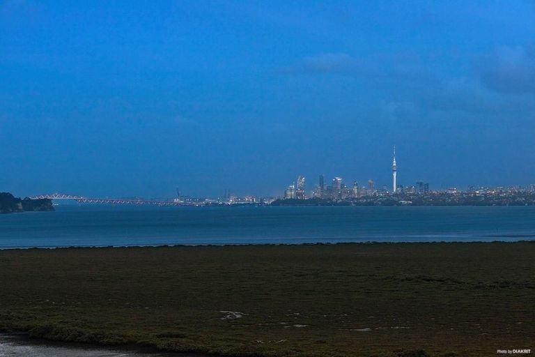 Photo of property in 195 West Harbour Drive, West Harbour, Auckland, 0618