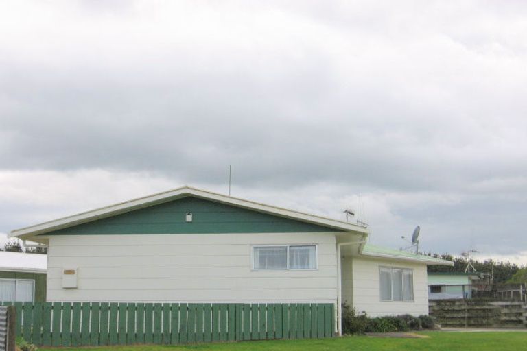 Photo of property in 27 Hennessy Street East, Foxton Beach, Foxton, 4815
