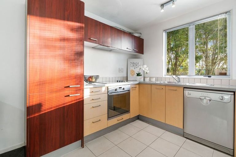 Photo of property in 28 Albionvale Road, Glen Eden, Auckland, 0602