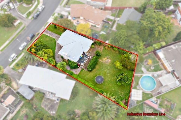 Photo of property in 12 La Trobe Street, Pakuranga Heights, Auckland, 2010