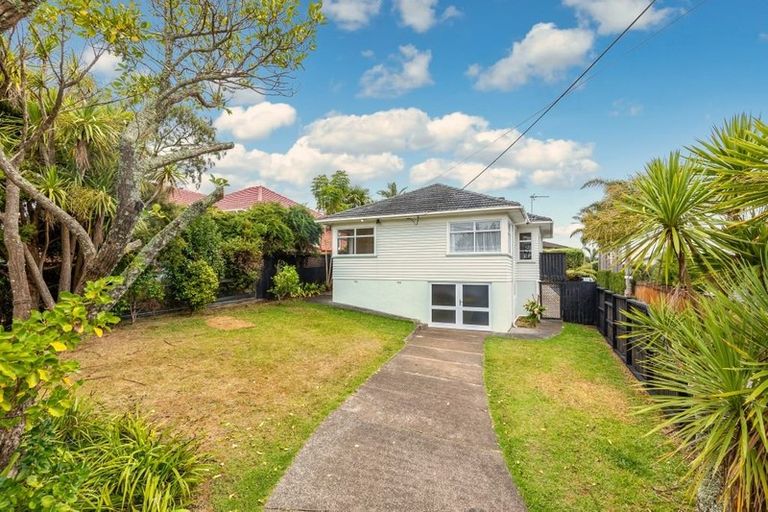 Photo of property in 6 Savoy Road, Glen Eden, Auckland, 0602