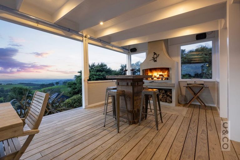 Photo of property in 10 Kaipara View Road, Helensville, 0875