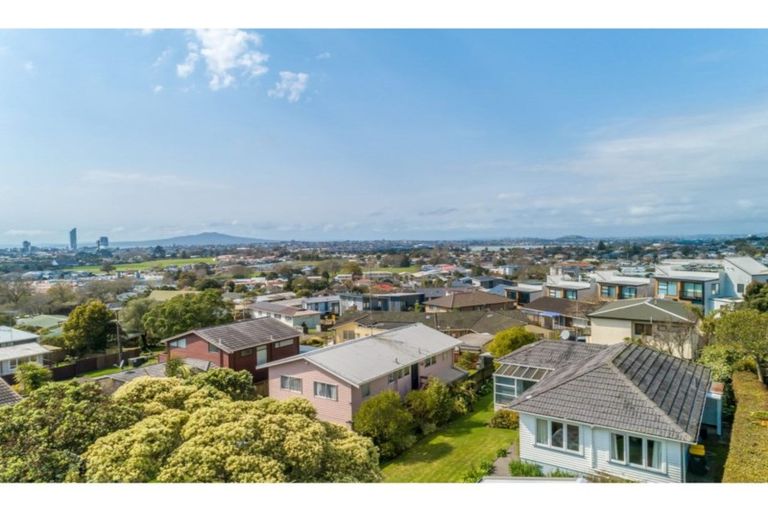 Photo of property in 62 Ocean View Road, Northcote, Auckland, 0627