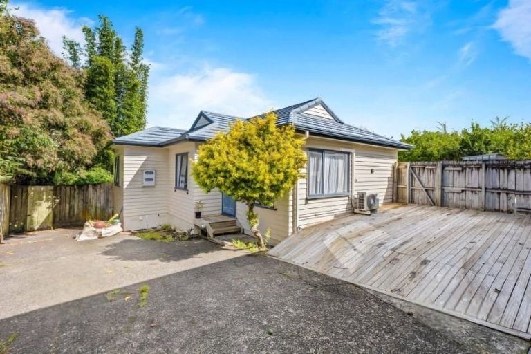 Photo of property in 71 Kemp Road, Massey, Auckland, 0614