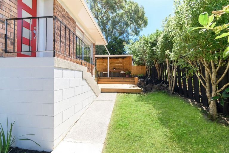 Photo of property in 2/54 Ayton Drive, Totara Vale, Auckland, 0629