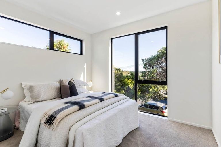 Photo of property in 21e Knights Road, Rothesay Bay, Auckland, 0630