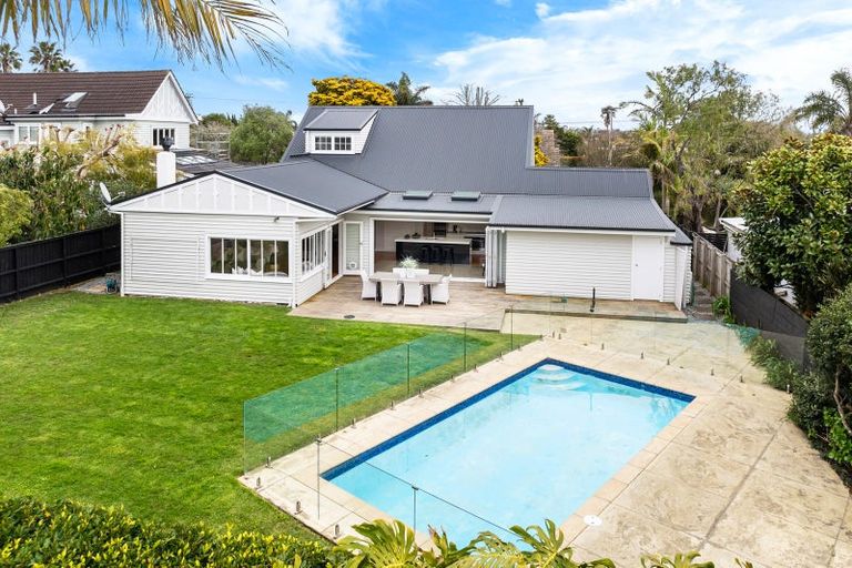 Photo of property in 106 St Heliers Road, Saint Heliers, Auckland, 1071