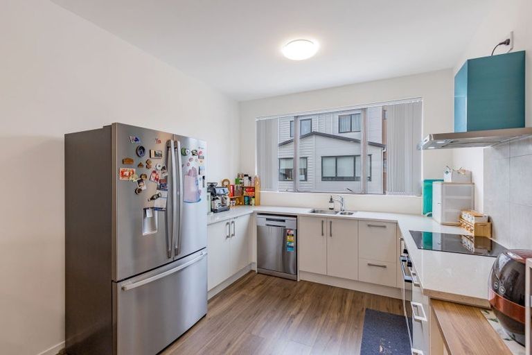 Photo of property in 15 Bloom Crescent, Sunnyvale, Auckland, 0612