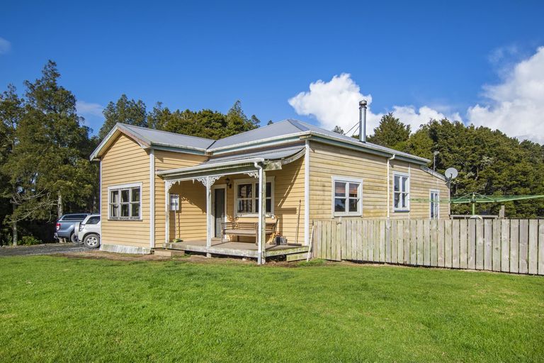 Photo of property in 429 Waikiekie Road North, Waiotira, 0193