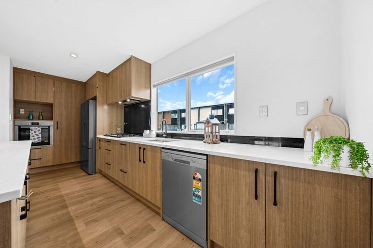 Photo of property in 21 Meritage Lane, Te Atatu South, Auckland, 0610