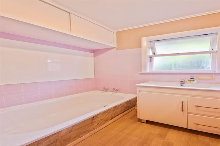 Photo of property in 28 Ellen Street, Manurewa East, Auckland, 2102