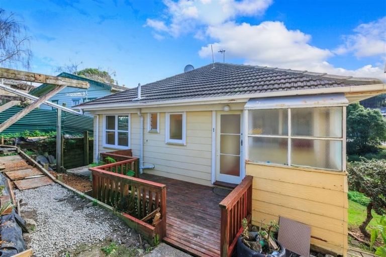 Photo of property in 5 Woodglen Road, Glen Eden, Auckland, 0602