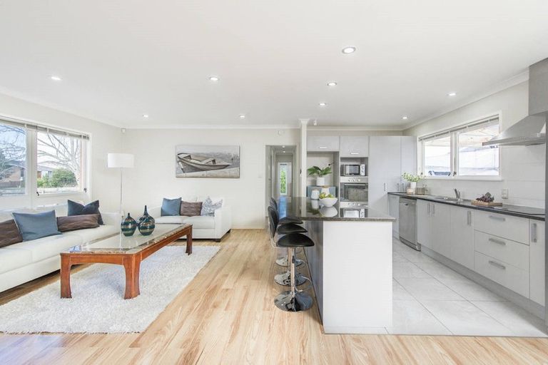 Photo of property in 2 Vanbrugh Place, Bucklands Beach, Auckland, 2014