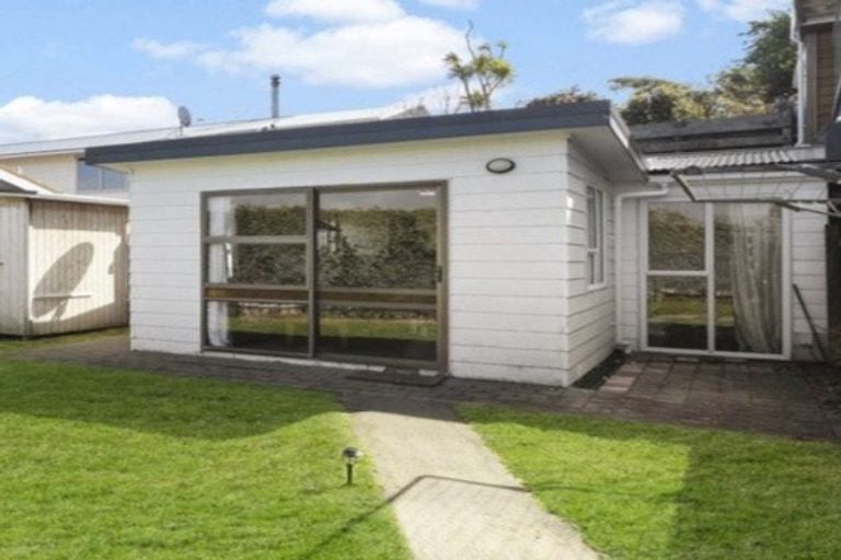 Photo of property in 5 Arahanga Grove, Maupuia, Wellington, 6022