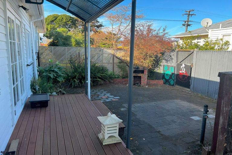 Photo of property in 49 Weraroa Road, Levin, 5510