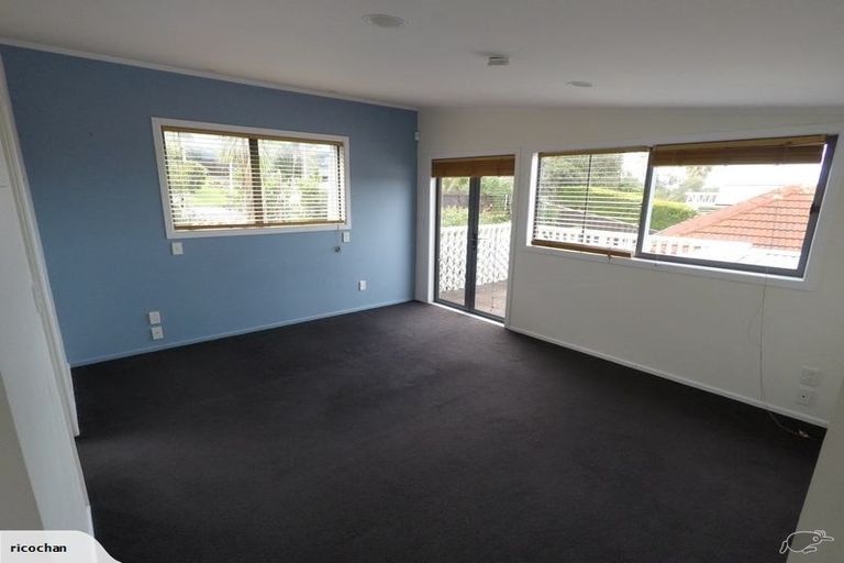 Photo of property in 32 Peter Terrace, Castor Bay, Auckland, 0620