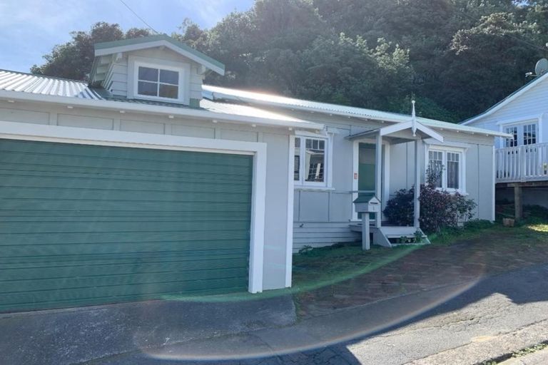Photo of property in 1 Linwood Way, Island Bay, Wellington, 6023